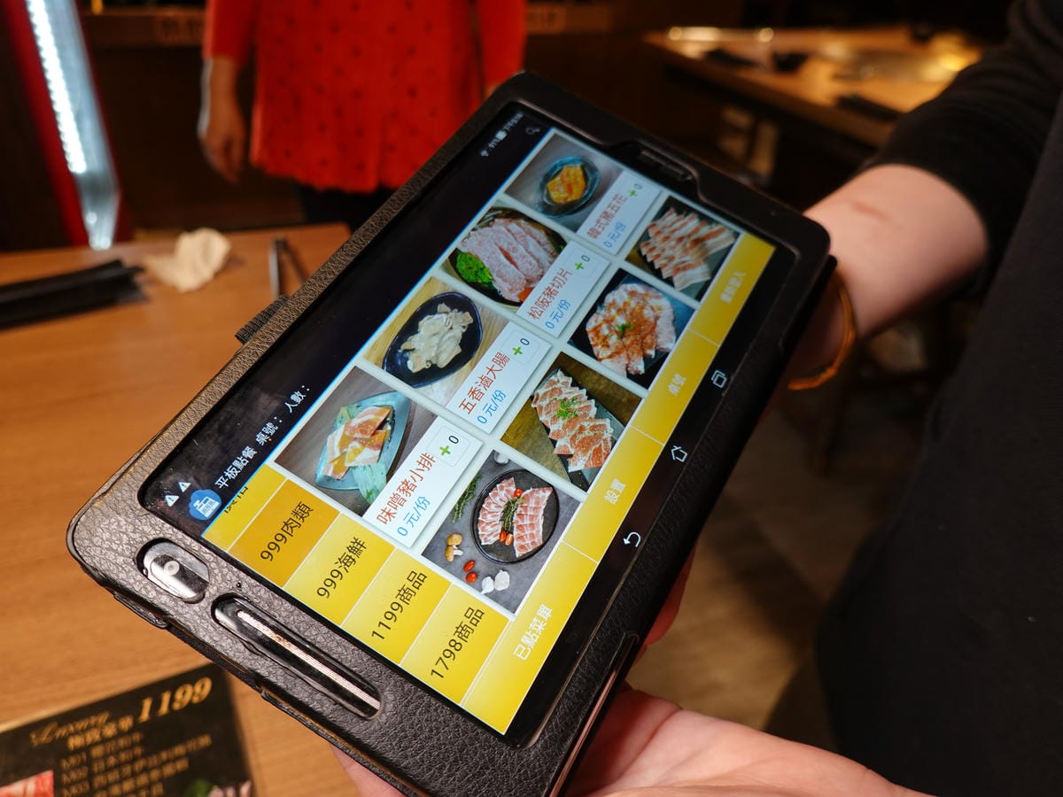 指導如何平板點餐-昭和園蘆洲店.JPG