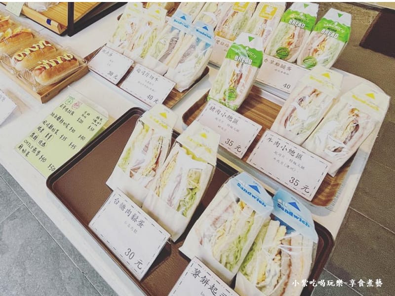 平日齊食早餐放咖啡店外架上販售 (2).jpg