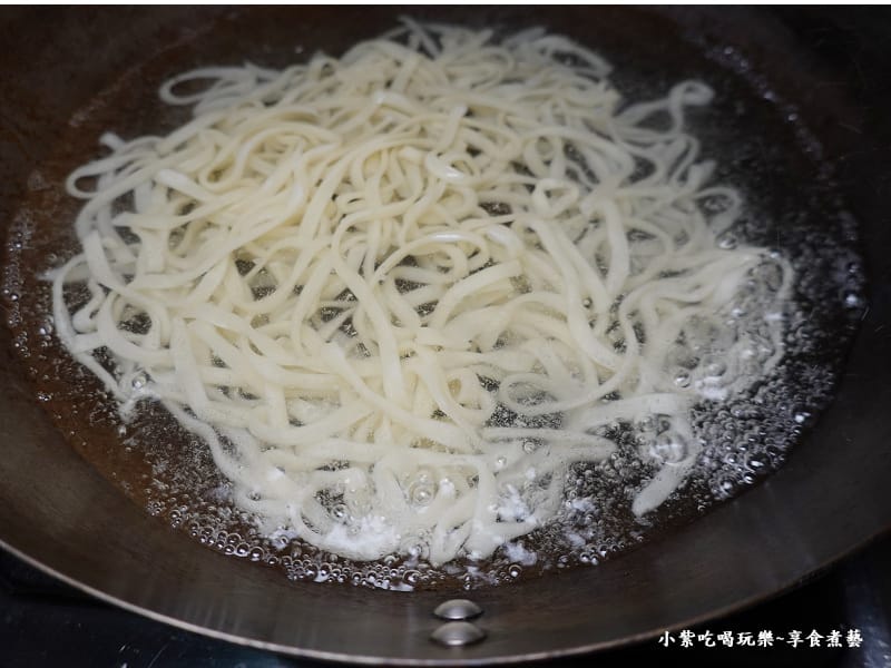 水再滾煮約10秒撈出-雙月愛恨椒芝麵.jpg