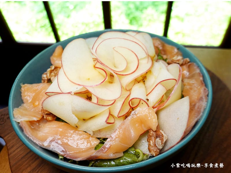 紅蘋果煙燻鮭魚沙拉-成真咖啡桃園藝文町店 (1).jpg