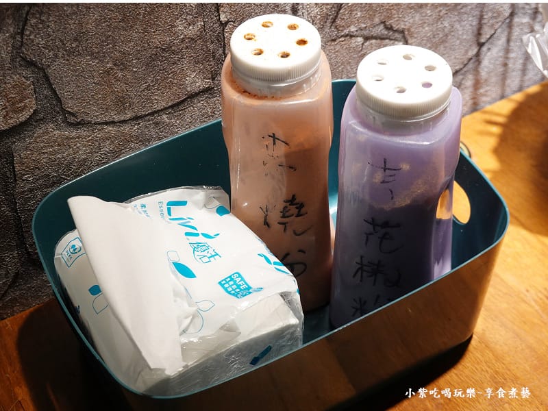 桌上灑粉-士林串燒.jpg