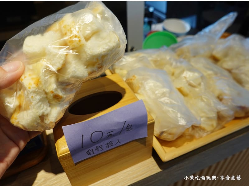 餵魚麵包-玩逗樹咖啡中原店.jpg 餵魚麵包-玩逗樹咖啡中原店.jpg