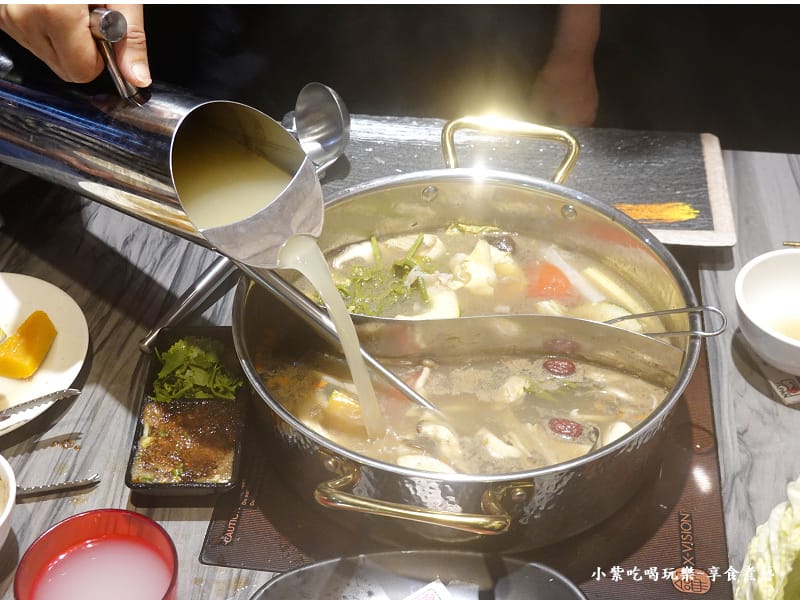 服務生幫加湯-孫太太嚴選超市火鍋台北民族店.jpg