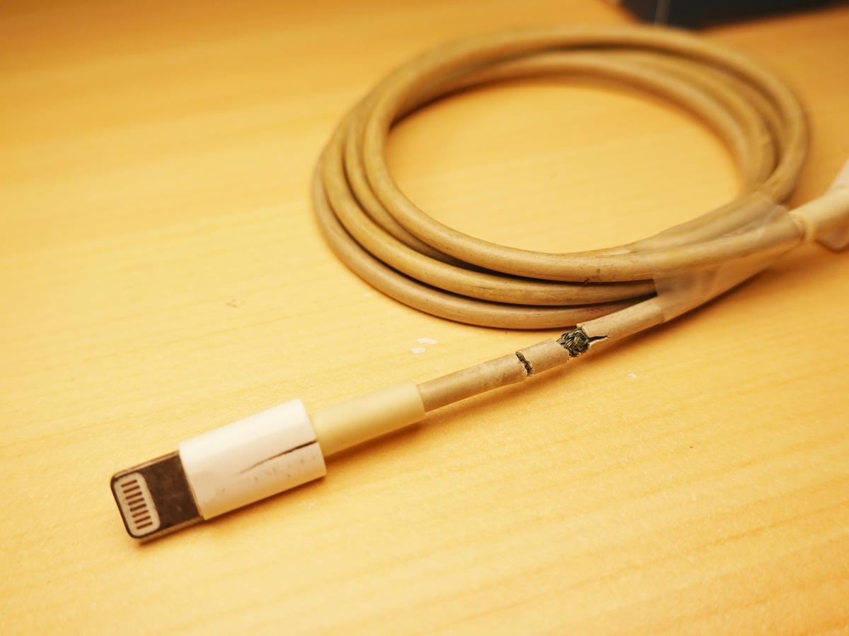 充電線裸露不要再用-雷神快修太平總店.JPG