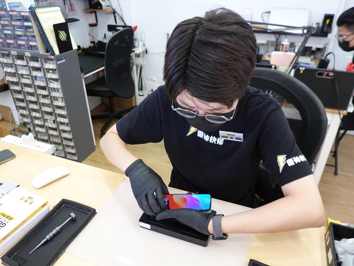 15手機先放在蘋果專用座-雷神快修太平總店.JPG
