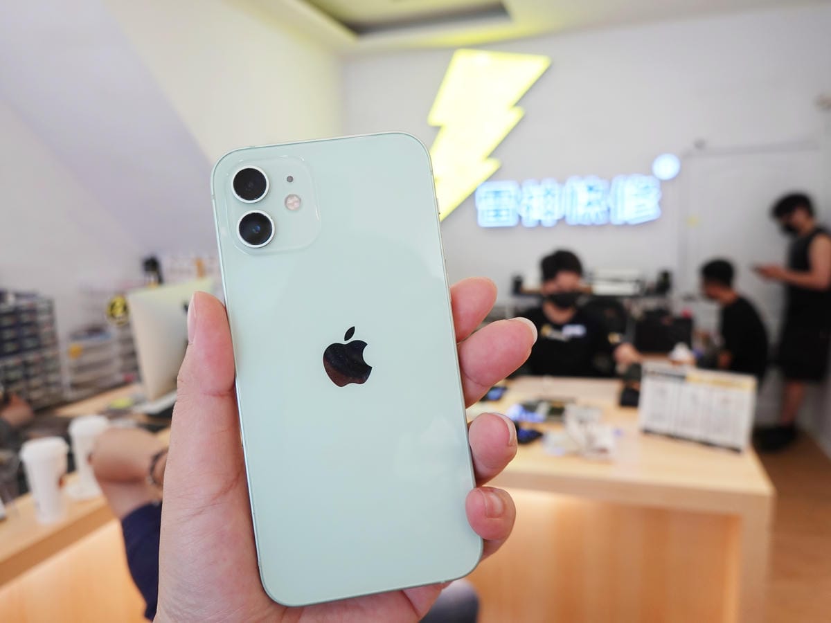 iphone12手機換原廠電池-雷神快修太平總店.JPG