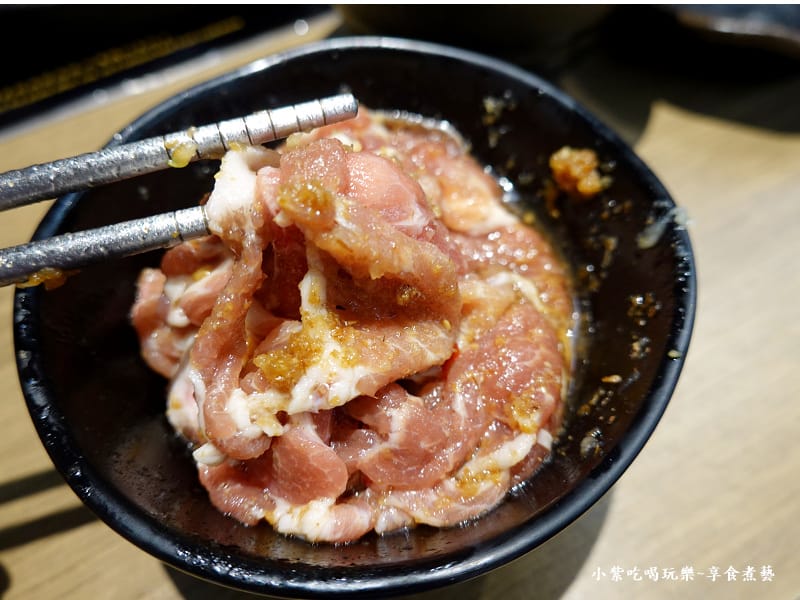 自醃梅花豬-饗食鍋桃園成功店.jpg 自醃梅花豬-饗食鍋桃園成功店.jpg