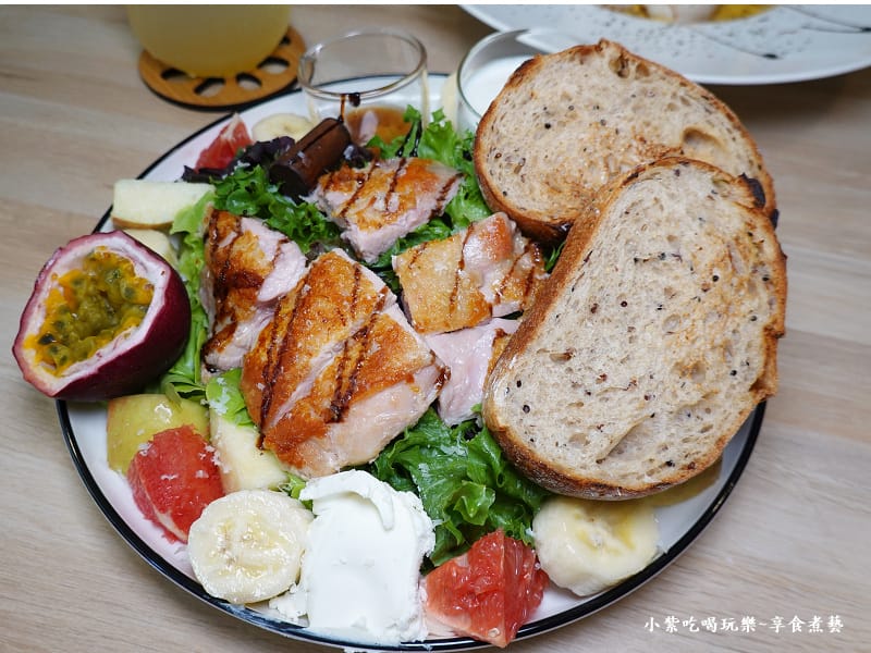 嫩煎香草雞腿手作藜麥歐包拼盤-日季cafe (1).jpg