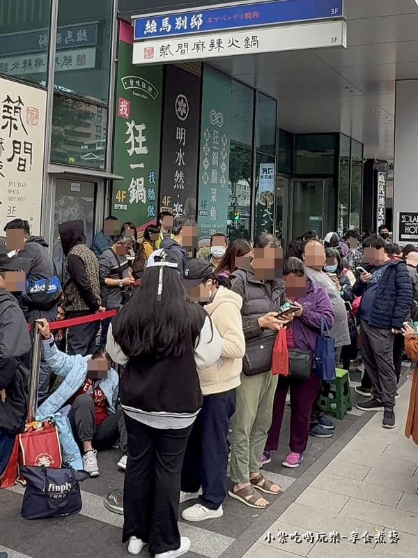 狂一鍋酸菜魚西門店排隊人潮 (2).jpg