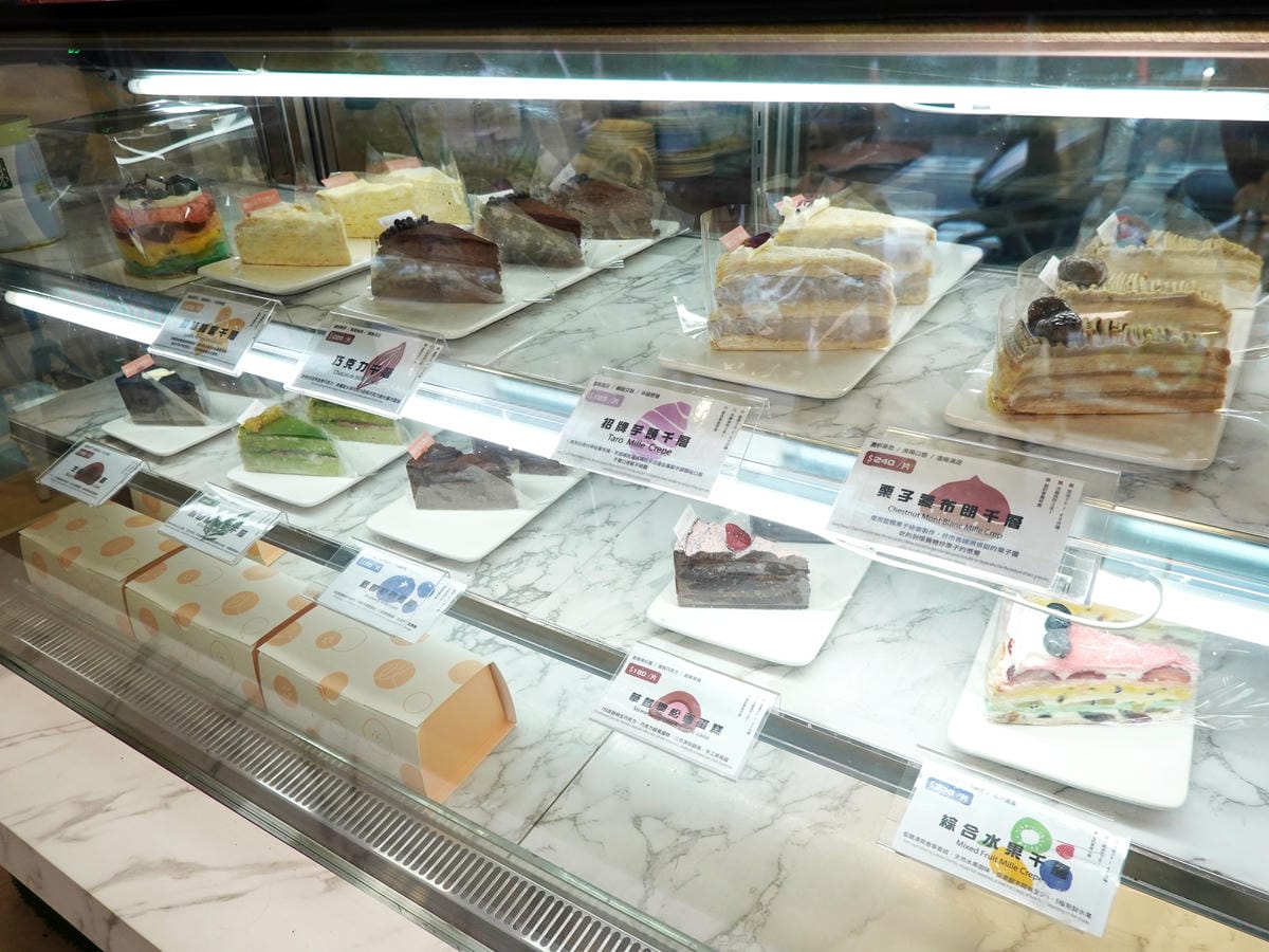 甜點櫃-2025魔法氛子蛋糕店.JPG