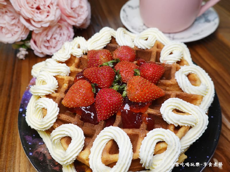 現烤草莓鬆餅不灑糖粉-2025魔法氛子蛋糕店.jpg
