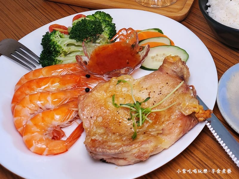 去骨大雞腿排冰鎮鮮蝦排餐-文創咖美食館 (4).jpg