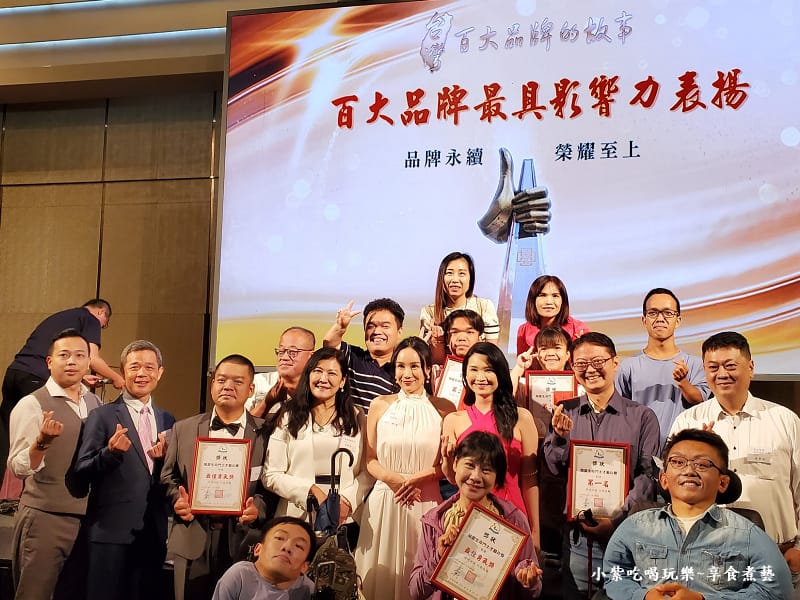 2025百大品牌最具影響力表揚暨人間有愛生命鬥士文學獎-大合照1 (2)7.jpg