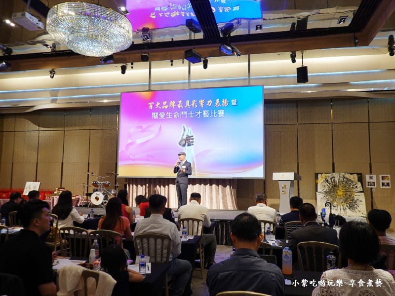 主持人介紹與會嘉賓-2025百大品牌最具影響力表揚暨人間有愛生命鬥士文學獎.jpg