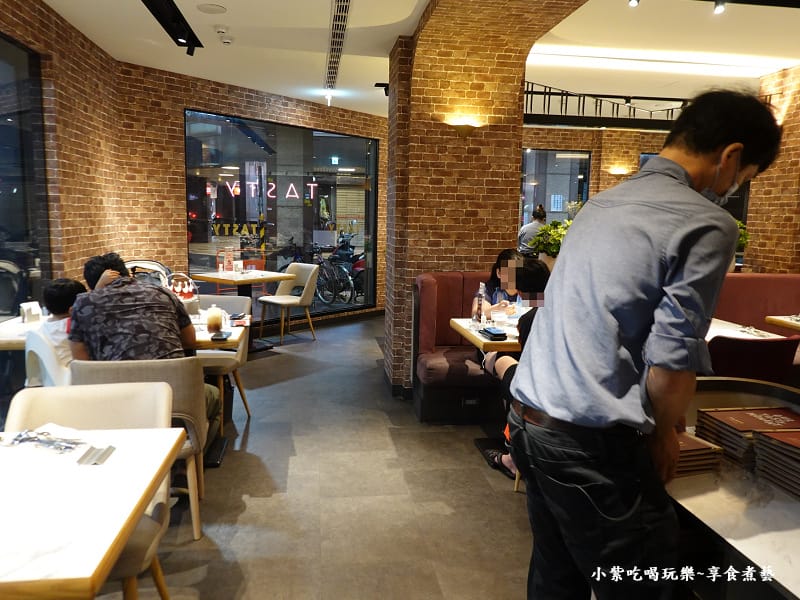 2025西堤牛排桃園南華店-1樓用餐環境 (1).jpg