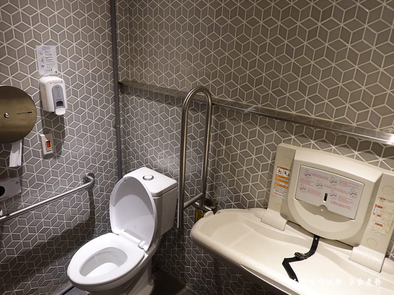 2025西堤牛排桃園南華店-1樓女廁.jpg