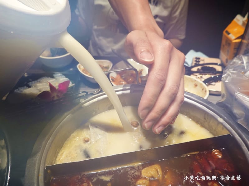 服務生加胡椒豬肚雞高湯-好食多涮涮鍋雙城店.jpg 服務生加胡椒豬肚雞高湯-好食多涮涮鍋雙城店.jpg