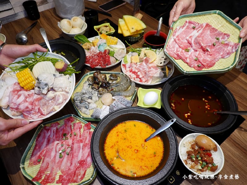 涮飽飽石頭火鍋餐食合照.jpg 涮飽飽石頭火鍋餐食合照.jpg