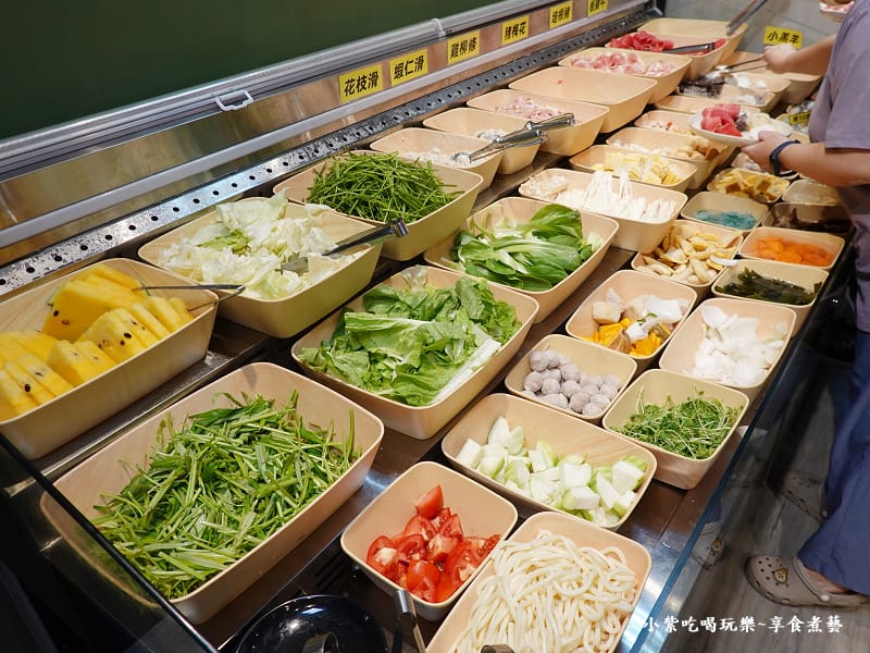 自助時蔬肉品鍋物區-涮飽飽石頭火鍋 (1).jpg 自助時蔬肉品鍋物區-涮飽飽石頭火鍋 (1).jpg