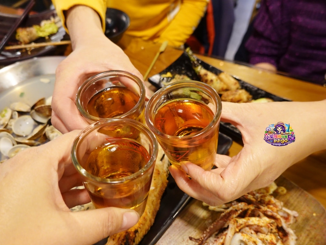 桃園寵物友善八德平價居酒屋/買1送1爆量清酒蛤蜊燒CP值爆表【燒鳥串道八德店】柴魚醬拌飯/茶泡飯無限吃到飽/生啤買2送1/當月壽星有好康(燒鳥串道菜單)