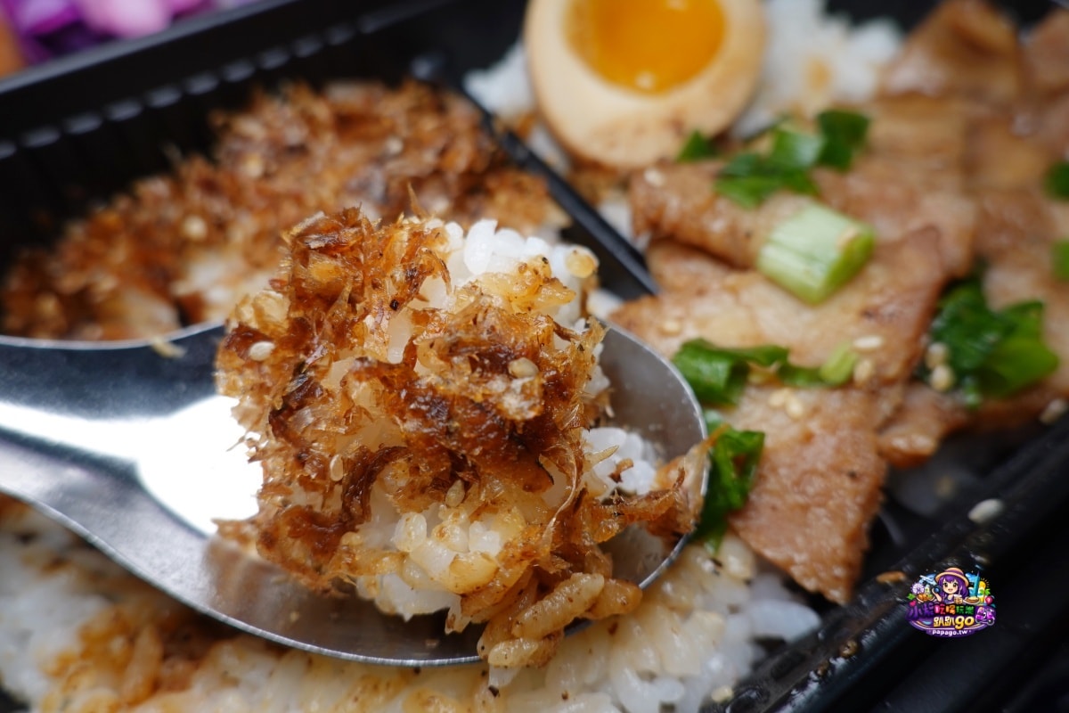 桃園八德平價日式便當【炬日式烤肉飯八德廣福店】內用湯品無限喝到飽/好吃炙燒腿牛雙拼飯/戰斧豚雞雙饗丼(有外送服務與限定優惠99元精緻便當)食記附菜單
