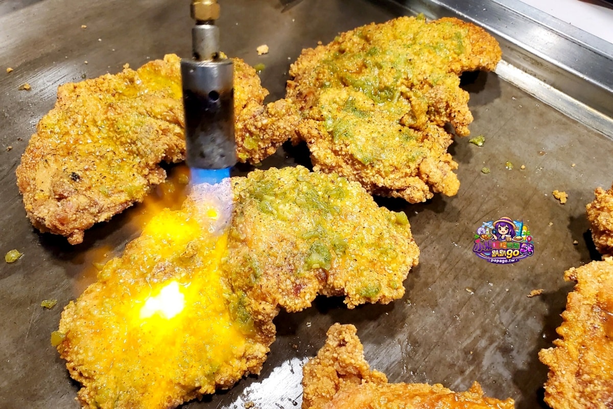 台北捷運松山站/饒河街夜市美食【火岩堂雞排饒河店】炸好刷醬再炙燒/職人三火封香雞排;蒜香風味帶奶油香氣(點套餐)附大杯飲料