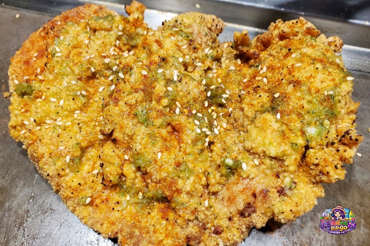 台北捷運松山站/饒河街夜市美食【火岩堂雞排饒河店】炸好刷醬再炙燒/職人三火封香雞排;蒜香風味帶奶油香氣(點套餐)附大杯飲料