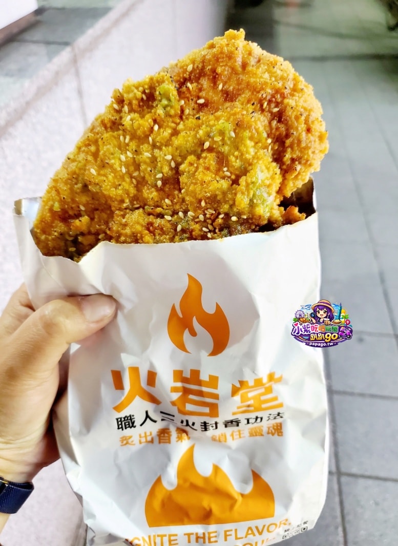 台北捷運松山站/饒河街夜市美食【火岩堂雞排饒河店】炸好刷醬再炙燒/職人三火封香雞排;蒜香風味帶奶油香氣(點套餐)附大杯飲料