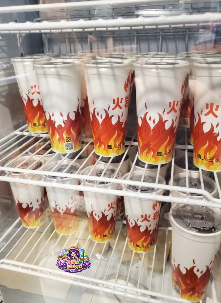 台北捷運松山站/饒河街夜市美食【火岩堂雞排饒河店】炸好刷醬再炙燒/職人三火封香雞排;蒜香風味帶奶油香氣(點套餐)附大杯飲料