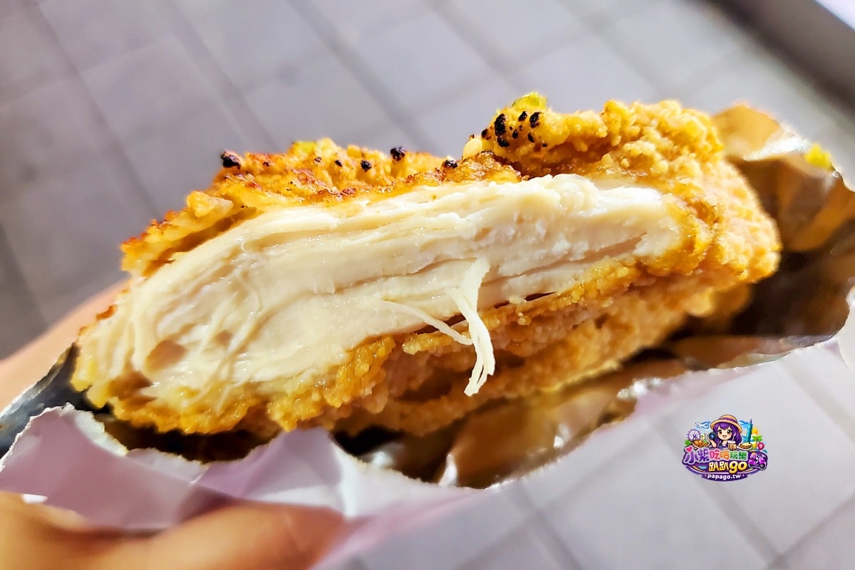 台北捷運松山站/饒河街夜市美食【火岩堂雞排饒河店】炸好刷醬再炙燒/職人三火封香雞排;蒜香風味帶奶油香氣(點套餐)附大杯飲料