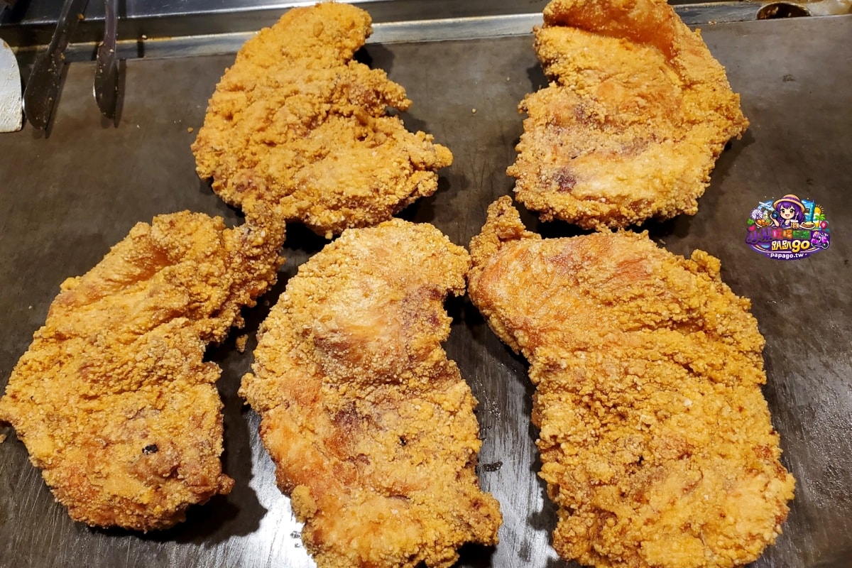 台北捷運松山站/饒河街夜市美食【火岩堂雞排饒河店】炸好刷醬再炙燒/職人三火封香雞排;蒜香風味帶奶油香氣(點套餐)附大杯飲料