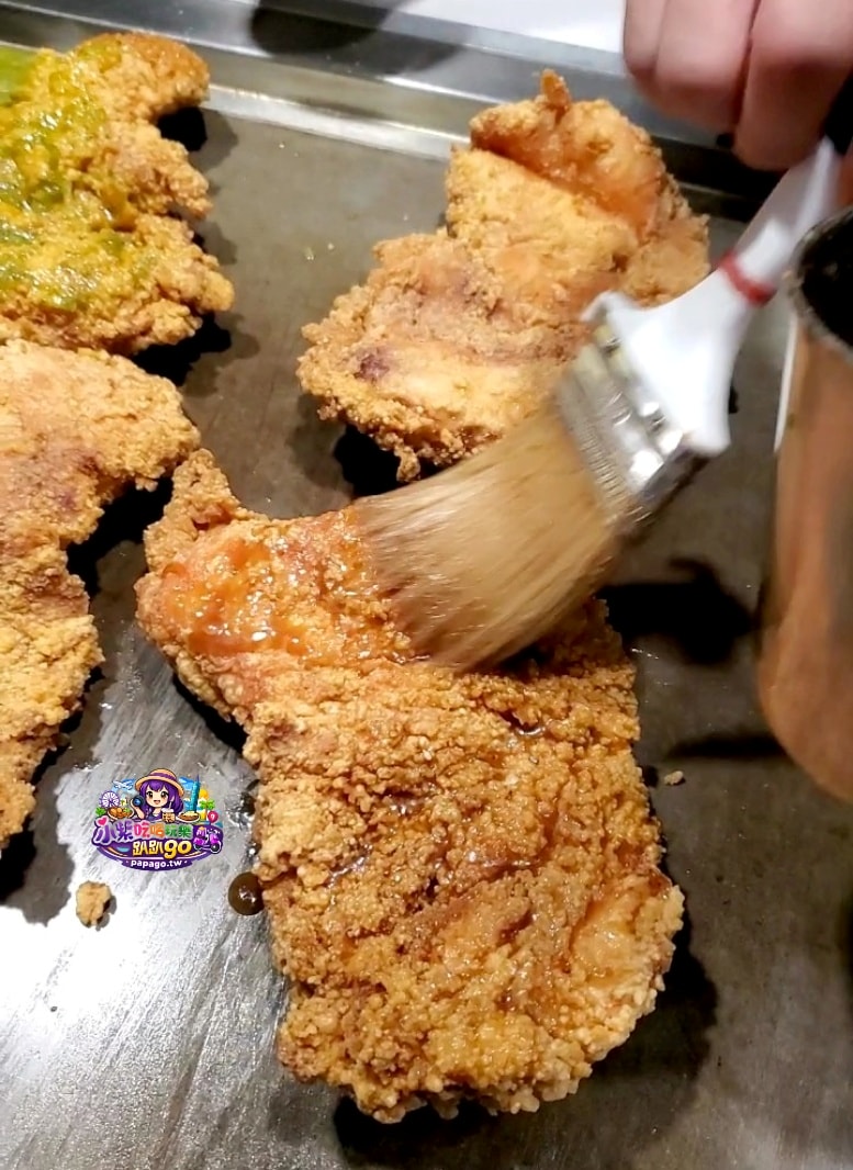 台北捷運松山站/饒河街夜市美食【火岩堂雞排饒河店】炸好刷醬再炙燒/職人三火封香雞排;蒜香風味帶奶油香氣(點套餐)附大杯飲料