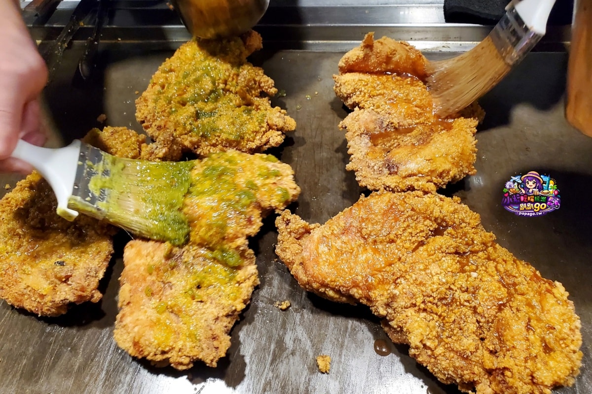 台北捷運松山站/饒河街夜市美食【火岩堂雞排饒河店】炸好刷醬再炙燒/職人三火封香雞排;蒜香風味帶奶油香氣(點套餐)附大杯飲料
