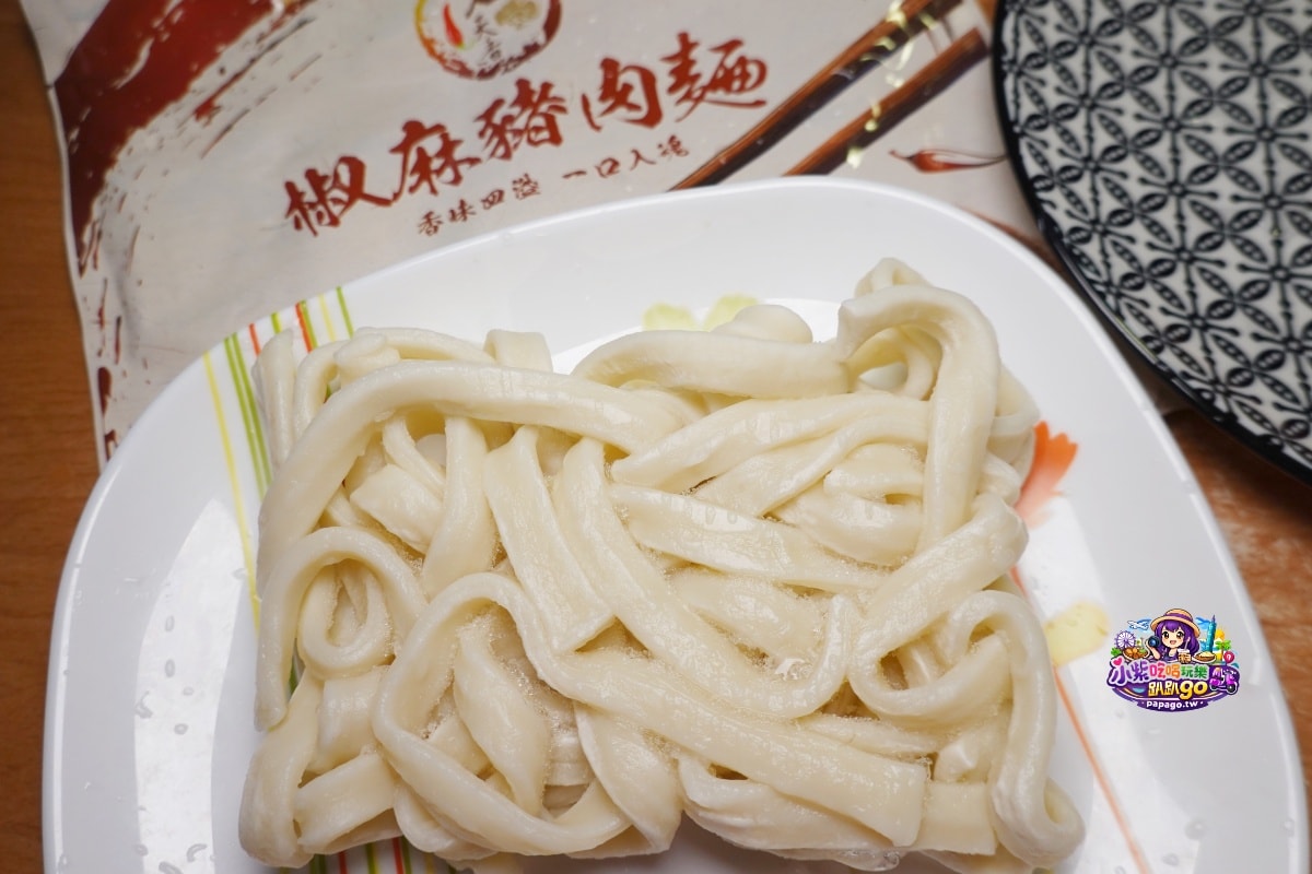 宅配好吃椒麻麵推薦/居家冷凍料理包分享【茗天香椒麻豬肉麵】肉量多又大塊/湯頭(醇香)順口不嗆辣/刀削麵體厚實又Q彈(加熱即食)快速上桌(麵食禮盒推薦)